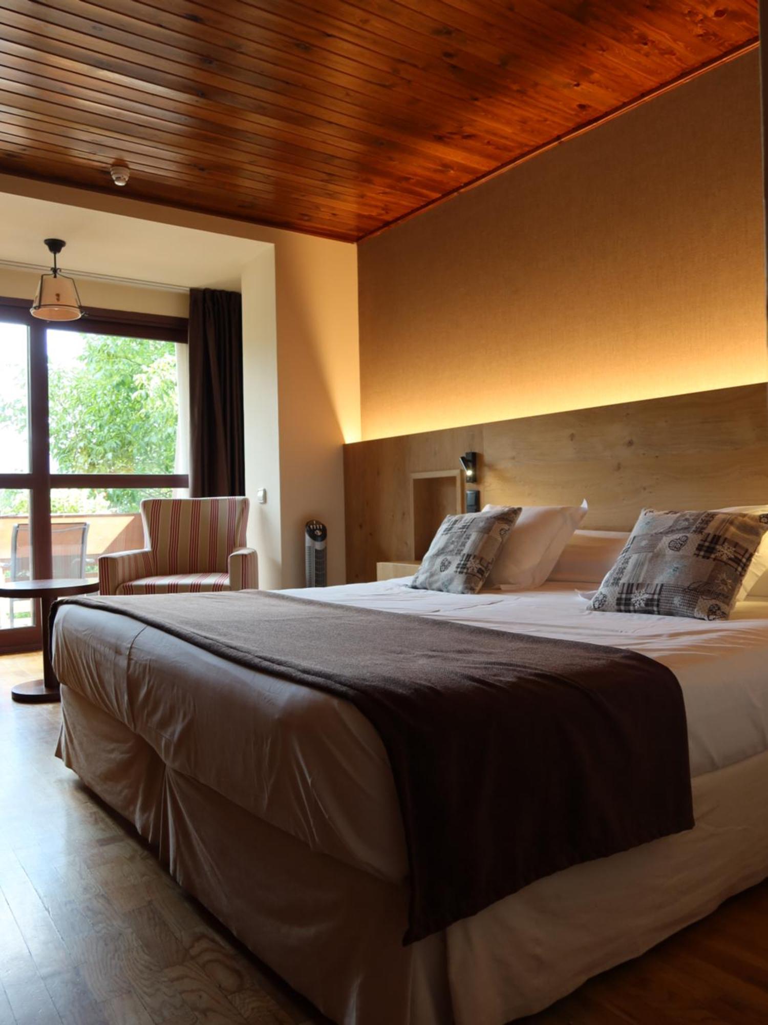 Hotel La Morera Valencia D'Aneu Buitenkant foto